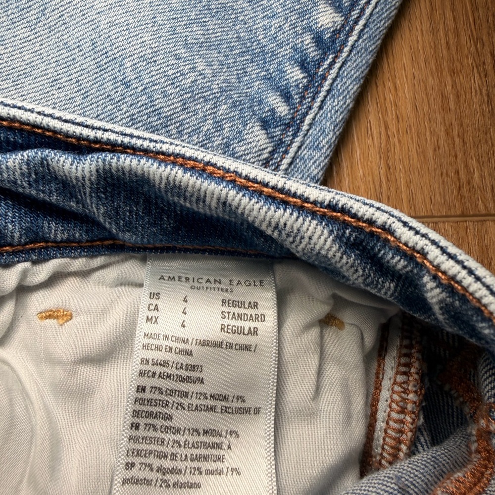 American Eagle High Rise Mom Jeans Womens‎ 4 Light Wash Distressed Tapered Denim - Picture 4 of 10